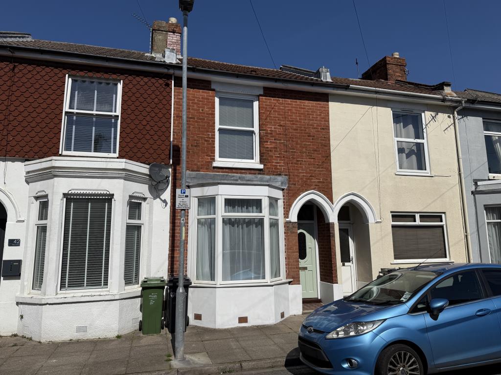 Lot: 123 - TERRACED HOUSE READY FOR OCCUPATION OR INVESTMENT - Mid terrace property with bay window to ground floor